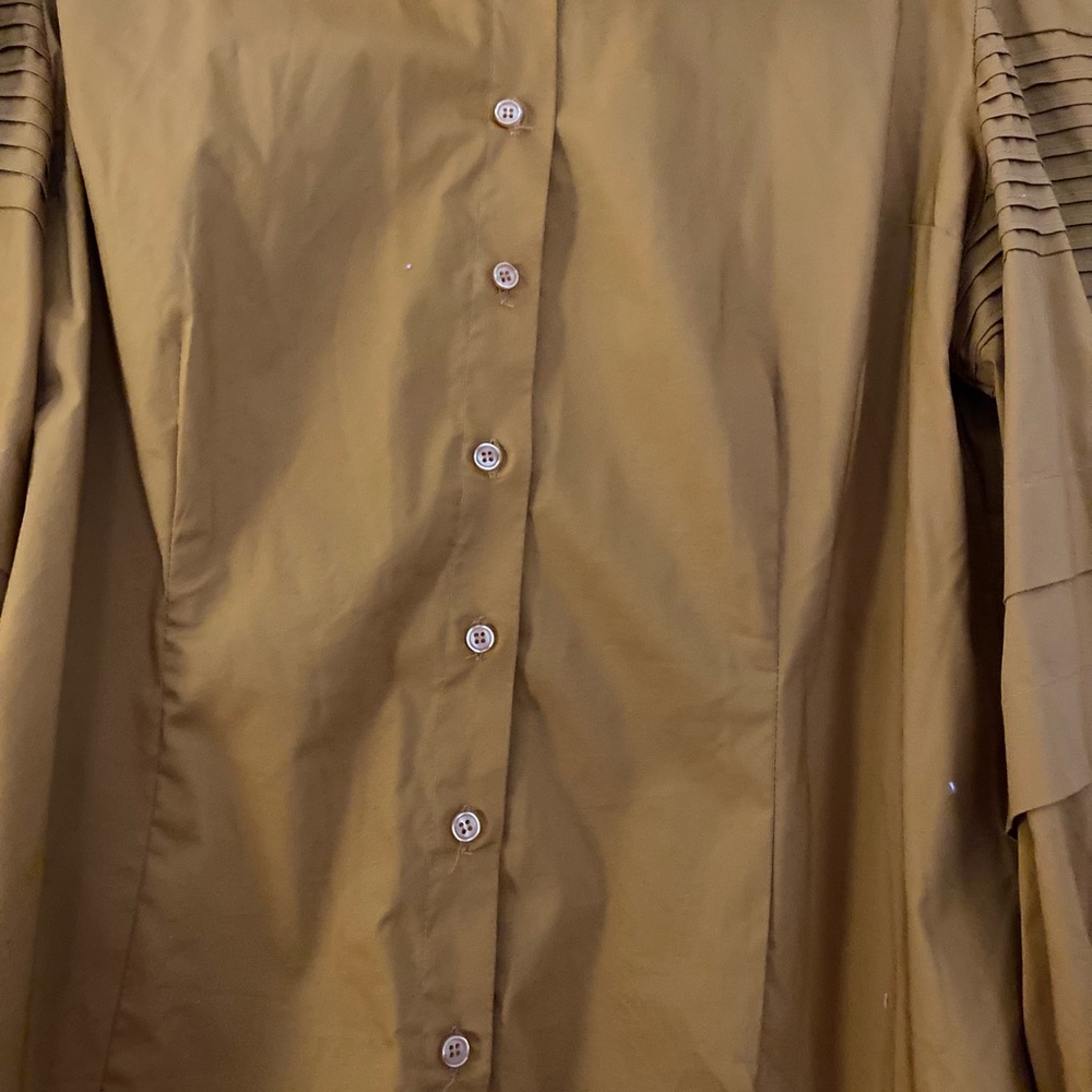 Woman’s Button down - Picture 3 of 4